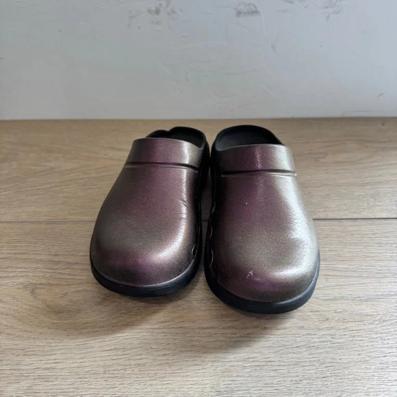 OOFOS Shimmering Bronze Mules - Picture 4 of 6